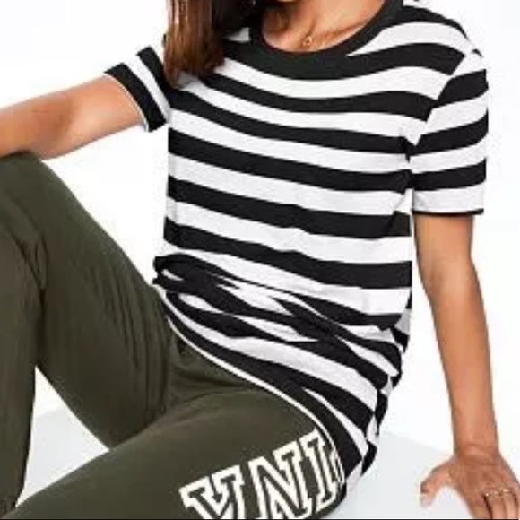 PINK Victoria's Secret Tops - ⭐️HOST⭐️PICK ⭐️🖤Pink Victoria’s Secret 🖤T Shirt